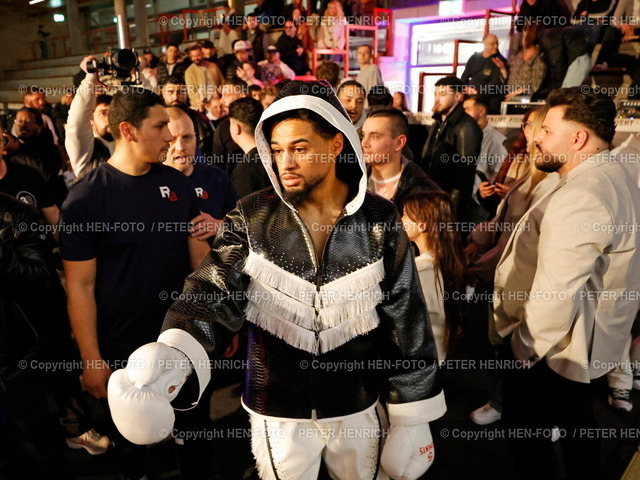 Internationale deutsche Meisterschaft (BDB) | 15.03.2025 Boxen Kampfabend Boxveranstaltung LIVE PROFIBOXEN 3B Promotions BDB Bund Deutscher Berufsboxer in der Böllenfalltorhalle Mittelgewicht internationale deutsche Meisterschaft zwischen (Bildmitte) Oluwole Jan Ciosek (Darmstadt / Deutschland) dritter Profiwettkampf und Sascha Apel (Frankfurt / Deutschland) (Foto: Peter Henrich) - Realisiert mit Pictrs.com