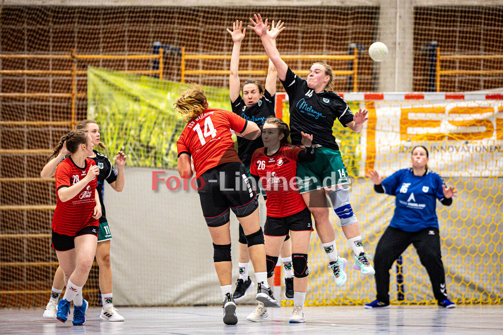 TSV Weilheim gegen TSV Murnau | Handball Bezirksoberliga Frauen Alpenvorland 2024/25, TSV Weilheim gegen TSV Murnau, 20250330,Torwurf Malena BECKER (TSV Weilheim 14), Block Barbara SCHLÖGEL (TSV Murnau 3) und Antonia HIBLER (TSV Murnau 14),2025-03-30 in Weilheim (Weilheim, Am Hardt), Malena BECKER (TSV Weilheim 14), Chiara PADBERG (TSV Weilheim 26), Barbara SCHLÖGEL (TSV Murnau 3), Antonia HIBLER (TSV Murnau 14)Copyright: WolfgangxLindner www.foto-lindner.de