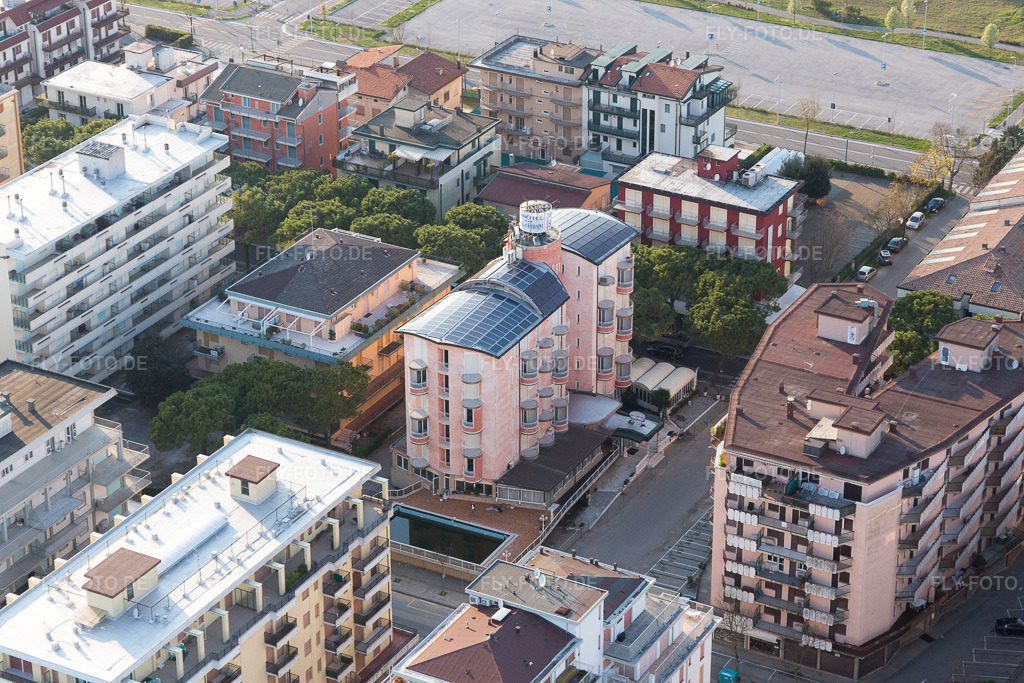 Luftbild: Ortsansicht in Jesolo im Bundesland Metropolitanstadt Venedig in Italien. Foto: IMG_098205.jpg vom 03.04.2017 durch Werner Riehm/FLY-FOTO.de