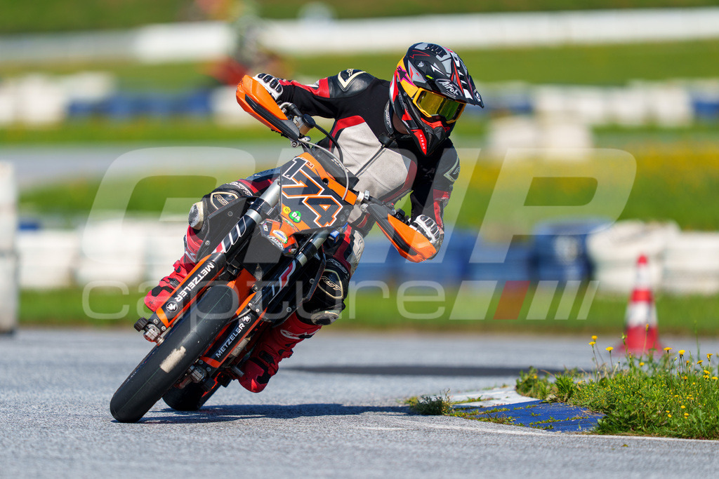 SuperMoto_Staatsmeisterschaft_Greinbach_233 | GRIPcapture steht für authentische Sportfotografie in Österreich – für Momente, die mehr sind als Geschwindigkeit oder Ergebnis. Es geht um Emotion, Spannung, Fokus und den Augenblick, der oft nur einen Wimpernschlag dauert.Ob Motorsport, Teamsport oder 