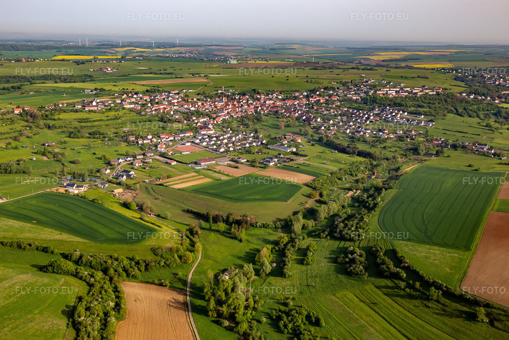 Vue aérienne: Vue de la ville depuis le sud à Bining dans le département Moselle, France. Photo: IMG_140657.jpg prise le 01/05/2024 par Werner Riehm/FLY-FOTO.eu – Résolution de l'original: 5210 x 3474 px