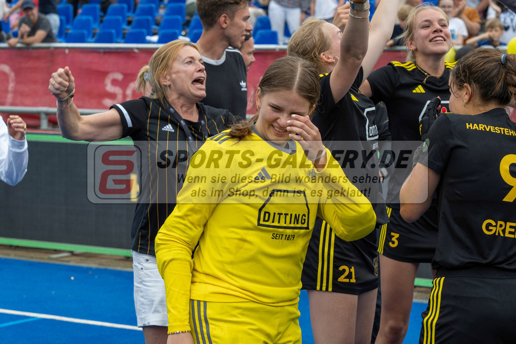 Final4_20250601-1221-HK108428 | Krefeld, Deutschland, 01.06.2025:  Feldhockey Final4 2025 – „Deutsche Feldhockey-Meisterschaften 2025“ Harvestehuder HTC - Düsseldorfer HC (Finale Damen) im Gerd-Wellen-Hockeyanlage am 01.06.2025 in Krefeld, Deutschland. (Foto von Kramhöller/Fehrmann/Kaste)Krefeld, Germany, 01.06.2025: Feldhockey Final4 2025 – „Deutsche Feldhockey-Meisterschaften 2025“ Harvestehuder HTC - Düsseldorfer HC (Finale Damen) in Gerd-Wellen-Hockeyanlage at 01.06.2025 in Krefeld, Deutschland. (Foto from Kramhöller/Fehrmann/Kaste)