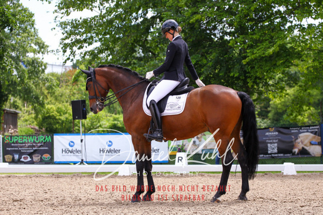 DKP41079 | Turnierfotos kaufen im Webshop von Daniel Kuhl Photography – entdecke professionelle Reitsportfotos aus Turnieren & Events. Hochwertige Turnierbilder online bestellen & sichern. Jetzt Fotos von Reitsportturnieren kaufen!