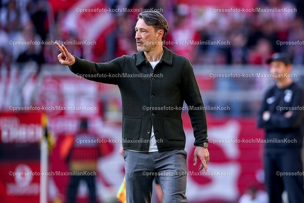 BVB26042601047 | 26.04.2026, Fußball, Borussia Dortmund - SC Freiburg, 1. Fußball Bundesliga, 31. Spieltag, Signal Iduna Park, Saison 2025 2026: Cheftrainer Niko Kovac (BVB #hc) gestikulierend am Spielfeldrand   DFB regulations prohibit any use of photographs as image sequences and or quasi-video.