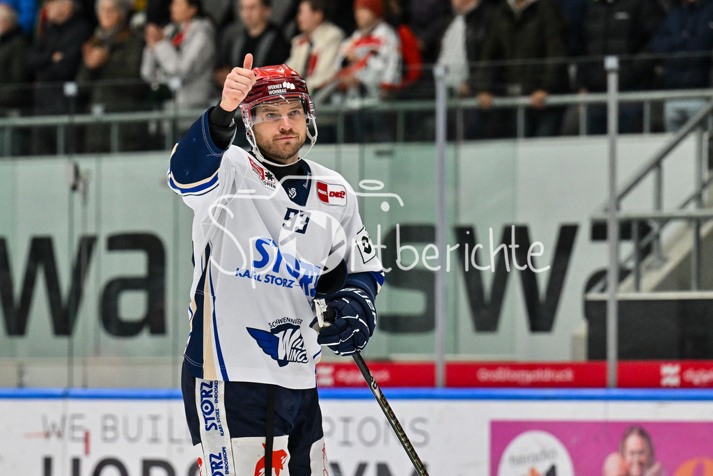 Augsburger Panther - Schwenninger Wild Wings | AUGSBURG, DEUTSCHLAND - 2. NOVEMBER: Die Spieler der Wild Wings bedanken sich bei den mitgereisten Fans nach dem Ligaspiel zwischen den Augsburger Panthern und den Schwenninger Wild Wings am 17. Spieltag der Penny DEL im Curt Frenzel Stadion am 02.11.2025 / Sebastian UVIRA (Schwenninger Wild Wings 93)