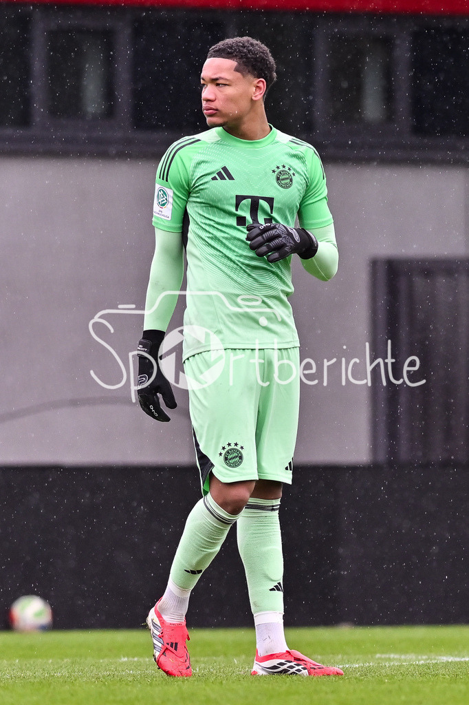FC Bayern München - Berliner Athletik Klub | MUNICH, GERMANY - 21. FEBRUARY: im Bild Leonard PRESCOTT (FC Bayern München U19 1) / Einzelfoto / Freisteller während dem Spiel zwischen der U19 des FC Bayern München und der U19 des Berliner Athletik Klubs am 3. Spieltag der DFB-U19 Nachwuchsliga am FC Bayern Campus