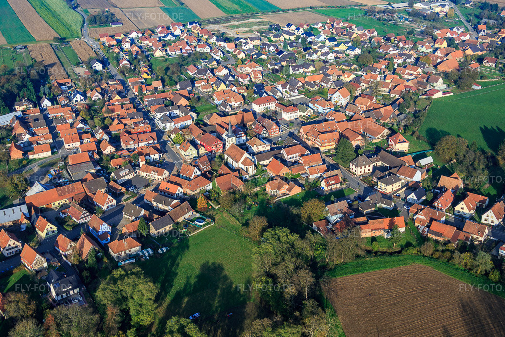 Luftbild: Ortsansicht von Südwesten in Niederrœdern im Bundesland Bas-Rhin in Frankreich.Foto: IMG_075670.jpg vom 01.11.2014 durch Werner Riehm/FLY-FOTO.deAuflösung des Originals: 5056 x 3371 px