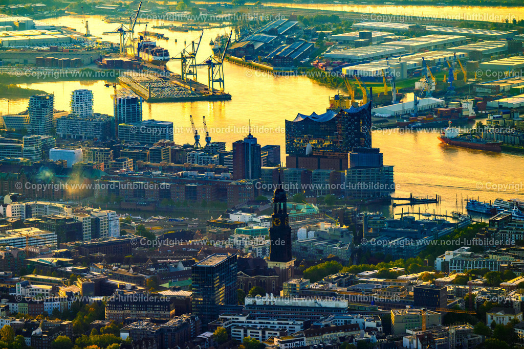 Hamburg_Michel_Im_Sonnenaufgang_ELS_7381181023 | HAMBURG 18.10.2023 Hauptkirche Sankt Michaelis "Michel" im Sonneaufgang im Stadtteil Neustadt in Hamburg, Deutschland. Weiterführende Informationen bei: Hauptkirche St. Michaelis. // Main church of Saint Michaelis "Michel" in the sunrise in the Neustadt district in Hamburg, Germany. Further information at: Hauptkirche St. Michaelis. Foto: Martin Elsen