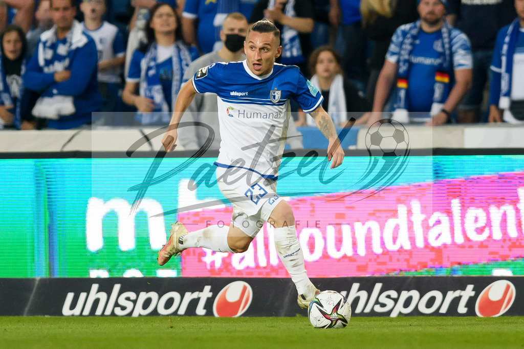 FCMFCK20210904_246 | Fussball, Herren: Barıs Atik (1. FC Magdeburg) in Aktion, am Ball, Einzelaktion beim Spiel der 3. Liga zwischen 1. FC Magdeburg und 1. FC Kaiserslautern in der MDCC-Arena am 04.09.2021 in Magdeburg, Deutschland.DFB / DFL REGULATIONS PROHIBIT ANY USE OF PHOTOGRAPHS AS IMAGE SEQUENCES AND/OR QUASI-VIDEO. - Realisiert mit Pictrs.com