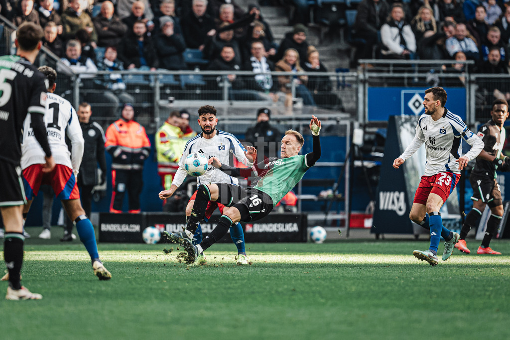 Fußball | Männer | Saison 2024/2025 | 2. Fußball-Bundesliga | 20. Spieltag | Hamburger SV vs. Hannover 96 | 02.02.2025 | Havard Nielsen (#16, Hannover 96) rutscht auf dem Rasen aus