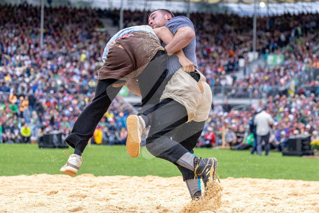 ESAF2025_01Gang_4715 | Die Schwinger des Schwyzer Kantonalen Schwingerverbandes: Fotos, die Dynamik und Leidenschaft festhalten, sowie emotionale Momente aus dem traditionellen Schwingsport zeigen. - Realisiert mit Pictrs.com