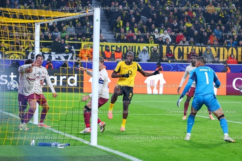 UCL25112501088 | 25.11.2025, Fußball, UEFA Champions League, Borussia Dortmund - FC Villarreal, BVB Stadion, 5. Spieltag, Saison 2025 2026: Torschuss Kopfballtor Tor zum 1:0 durch Torschütze Serhou Guirassy (BVB #09) Regulations prohibit any use of photographs as image sequences and or quasi-video.