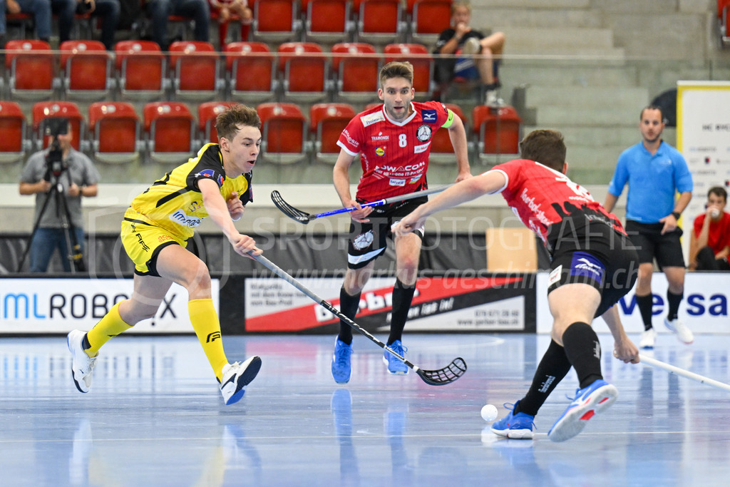HC Rychenberg vs Basel Regio - 19. November 2022 | HC Rychenberg vs Basel Regio
AXA Arena, Winterthur
Severin Ott (#12 HC Rychenberg) und Tobias Meier (#19 Unihockey Basel Regio) strecken sich nach dem Ball, hinten Dennis Kramer (#8 Unihockey Basel Regio).
Bild: Sportfotografie Markus Aeschimann | www.markus-aeschimann.ch - Realisiert mit Pictrs.com