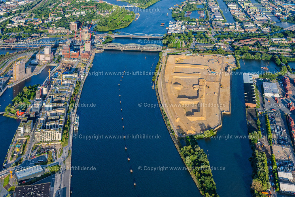 Hamburg_Baakenhafen_ELS_0315040823 | HAMBURG 04.08.2023 Abriß- und Erdarbeiten auf dem Gelände der ehemaligen Logistikzentrum- Ruine Überseezentrum am Schuhmacherwerder - Moldauhafen im Ortsteil Kleiner Grasbrook in Hamburg, Deutschland. Weiterführende Informationen bei: EGGERS Tiefbau GmbH,  HPA Hamburg Port Authority,  Hamburger Hafen und Logistik Aktiengesellschaft. // Demolition work on the site of the former logistics center ruin Ueberseezentrum on Schuhmacherwerder - Moldauhafen in the district Kleiner Grasbrook in Hamburg, Germany. Further information at: EGGERS Tiefbau GmbH,  HPA Hamburg Port Authority,  Hamburger Hafen und Logistik Aktiengesellschaft. Foto: Martin Elsen