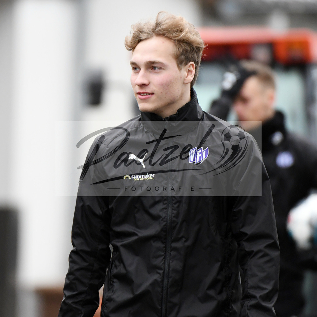 20200226_TRAOSN_0015 | Fussball, Herren: Jakob Duhme (VfL Osnabrueck U19) schaut waehrend der Trainingseinheit des VfL Osnabrueck im Sportpark Illoshoehe am 26.02.2020 in Osnabrueck, Deutschland. - Realisiert mit Pictrs.com
