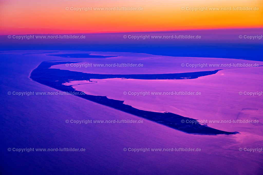 els_sylt_im_sonnenaufgang_els_1649170421 | SYLT 17.04.2021 Küstenbereich der nordfriesischen Nordseeinsel Sylt im Sonnenaufgang im Bundesland Schleswig-Holstein, Deutschland. // Coastal area of a??a??the North Frisian North Sea island Sylt in sunrise in the state Schleswig-Holstein, Germany. Foto: Martin Elsen
