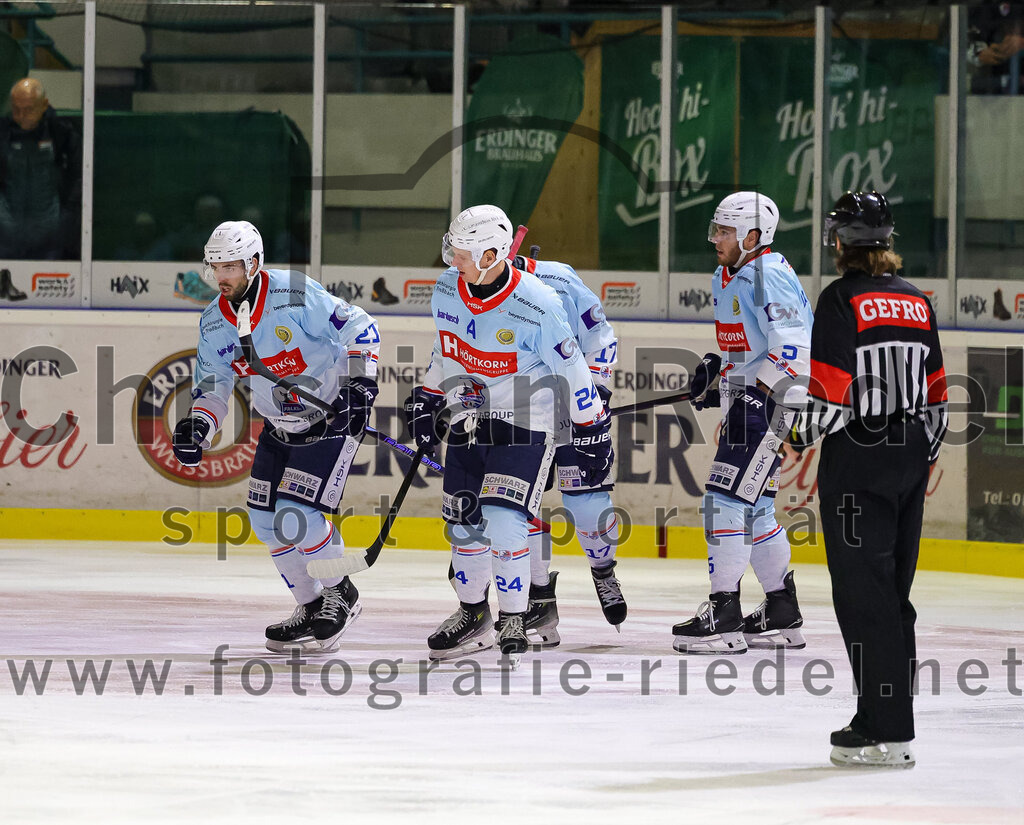 2025-10-05_098_TSV_Erding_gegen_Heilbronner_Falken | Erding, Deutschland, 05.10.2025:Eishockey, Oberliga Süd 2025 / 2026, 6. Spieltag, TSV Erding gegen Heilbronner Falken, Endergebnis: 3:1Jubel nach dem 1:1 Ausgleich durch Luis Ludin (Heilbronner Falken, #57)Corey Mapes (Heilbronner Falken, #24), Robin Just (Heilbronner Falken, #17), Jeroen Plauschin (Heilbronner Falken, #5)Foto: Christian Riedel / fotografie-riedel.net