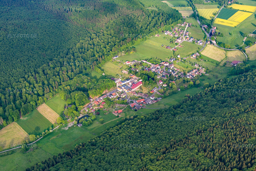 Luftbild: Ortsansicht der Straßen und Häuser der Wohngebiete im Ortsteil Amelith in Bodenfelde im Bundesland Niedersachsen in Deutschland. Foto: IMG_079497.jpg vom 24.05.2015 durch Werner Riehm/FLY-FOTO.de