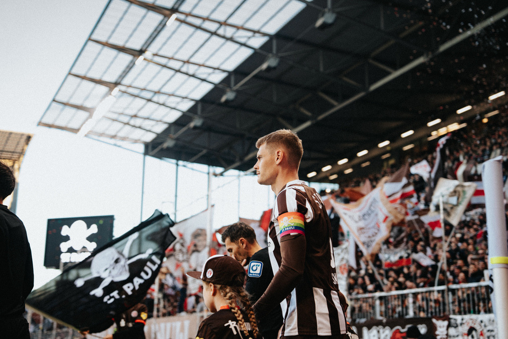 FCP07319 | Der offizielle Shop für FC St. Pauli Fotos. Wähle aus Spielszenen & Fanmomenten dein FCSP Wunschformat. Wir liefern Millerntor-Atmosphäre.