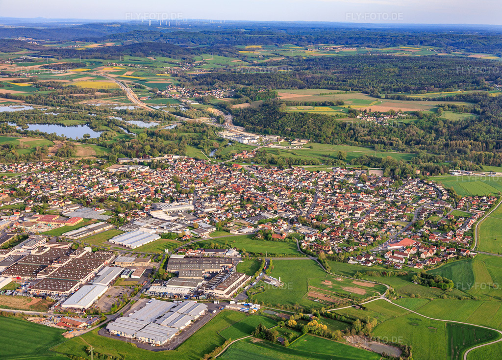 Luftbild: Stadtübersicht aus Nordwesten in Michelau in Oberfranken im Bundesland Bayern in Deutschland.Foto: IMG_155458.jpg vom 02.05.2026 durch Werner Riehm/FLY-FOTO.deAuflösung des Originals: 5584 x 4000 px