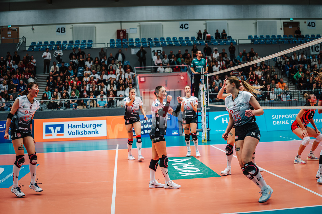 Volleyball | Frauen | Saison 2025/2026 | Volleyball Bundesliga | ETV Hamburger Volksbank Volleys vs. Dresdner SC | 15.11.2025 | Dresden jubelt nach dem Sieg, v.l. Miku Akimoto (#10, Dresdner SC), Mette Marleen Pfeffer (#12, Dresdner SC), Emma Grome (#4, Dresdner SC), Jette Kuipers (#8, Dresdner SC) und Marta Kamelija Levinska (#15, Dresdner SC)