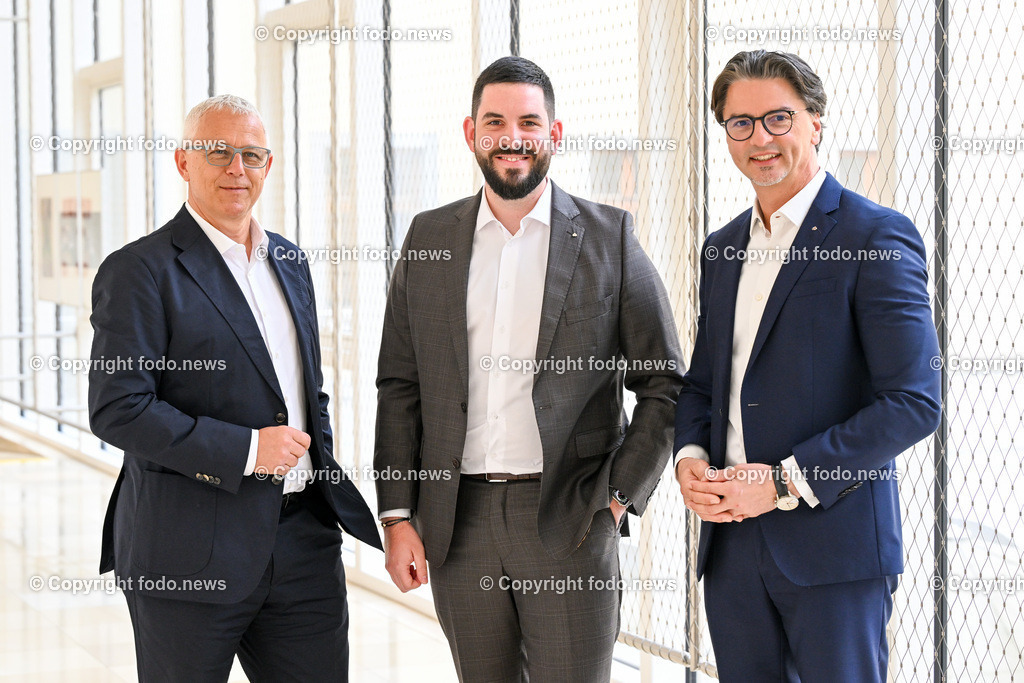 Pressekonferenz Hoedlmayr International GmbH_ 17.04.2024-15 | 17.04.2024, Presseclub Linz, AUT, Pressekonferenz Hoedlmayr International AG, Wirkungsvolle Strategien, verlässlicher Partner - Hoedlmayr baut Marktstellung weiter aus, im Bild Andreas Sundl (COO Hoedlmayr International GmbH), Johannes Alexander Hoedlmayr (designierter Geschaeftsfuehrer Hoedlmayr International GmbH), Robert Horvath (CFO Hoedlmayr International GmbH)