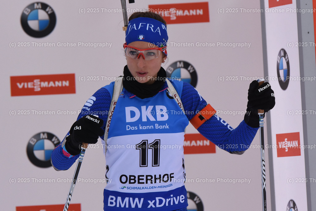 IBU WC Biathlon Oberhof 2018 | VITTOZZI Lisa (ITA) beim Start; IBU WC Biathlon Oberhof 2018, 7.5 km Sprint Frauen am 04.01.2018 in der DKB Ski Arena in Oberhof, (Deutschland) - Realisiert mit Pictrs.com