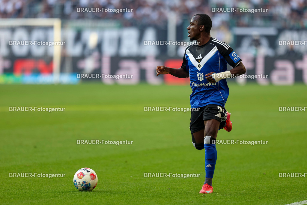 Borussia Mönchengladbach vs Hamburger SV - Bundesliga  | Mönchengladbach, Deutschland, 24.08.25:   Jean-Luc Dompe (Hamburger SV) in Aktion am Ball, Einzelaktion waehrend des Spiels der Bundesliga zwischen Borussia Mönchengladbach vs Hamburger SV im Stadion im Borussia Park(Foto von Brauer-Fotoagentur / Adrian Schlueter)