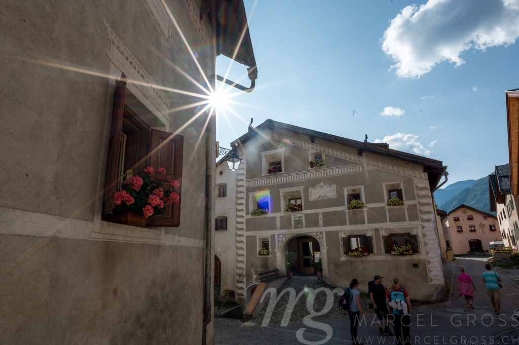 Engadinerhäuser in Guarda im Gegenlicht | Die ideale Geschenkidee für Naturliebhaber. Naturbilder von Marcel Gross Photography für ihr Zuhause in den verschiedensten Formaten und Materialien. - Realisiert mit Pictrs.com