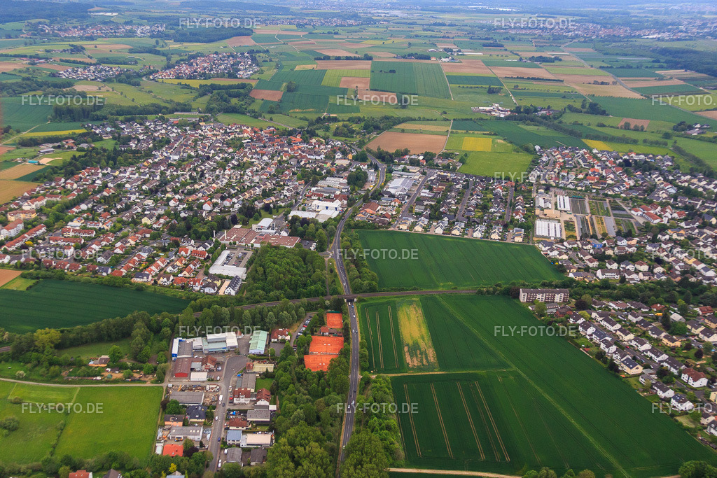 Ortsansicht aus Westen | Luftbild: Ortsansicht aus Westen im Ortsteil Niederissigheim in Bruchköbel im Bundesland Hessen in Deutschland. Foto: IMG_088851.jpg vom 20.05.2016 durch Werner Riehm/FLY-FOTO.de - Realisiert mit Pictrs.com