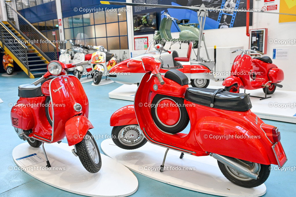 Italien_ Toskana_ Provinz Pisa_ Pontedera_ Vespa_ 29.05.2024-36 | 29.05.2024, Italien, ITA, Toskana, Pontedera im Bild Piaggio, Vespa, Museum

Piaggio ist ein italienischer Fahrzeughersteller mit Sitz in Pontedera. Das Unternehmen produziert verschiedene Mofas und Motorroller, unter anderem die Vespa, das Lastendreirad Ape sowie den Kleintransporter Porter. Zum Konzern gehören auch die Motorradmarken Aprilia, Derbi, Gilera, Laverda und Moto Guzzi. 
Quelle: Wikipedia