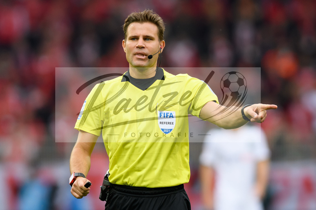FCUBMG20210829_187 | Fussball, Herren: Schiedsrichter Dr. Felix Brych gestikuliert beim Spiel der 1. Bundesliga zwischen 1. FC Union Berlin und Borussia Moenchengladbach im Stadion An der Alten Foersterei am 29.08.2021 in Berlin, Deutschland. - Realisiert mit Pictrs.com
