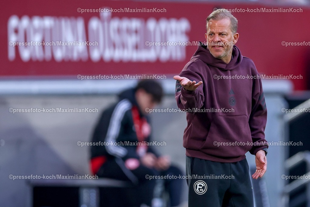 F9510042601060 | 10.04.2026, Fußball, Fortuna Düsseldorf - Holstein Kiel, 2. Fußball Bundesliga, Herren, Merkur Spiel-Arena, 29. Spieltag, Saison 2025 2026: Cheftrainer Markus Anfang (Fortuna Düsseldorf #hc) gestikulierend am Spielfeldrand   DFB regulations prohibit any use of photographs as image sequences and or quasi-video.