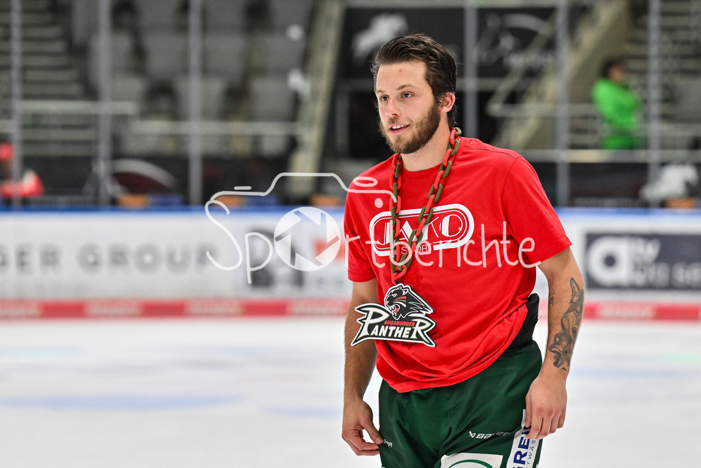 Augsburger Panther - Kölner Haie | Glückliche Augsburger Panther feiern den Heimsieg gegen Köln mit den heimischen Fans / DEL: Augsburger Panther - Kölner Haie; Curt Frenzel Stadion am 26.09.2025 / Riley DAMIANI (Augsburger Panther #19) / Einzelfoto / Freisteller