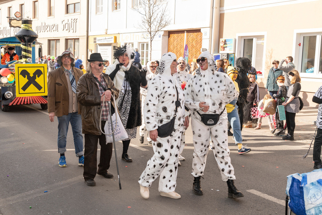 Umzug2025-116_9048 | Fotostrecke: FASCHINGSUMZUG 2025 in Loosdorf. 22 Masken(gruppen)-Teilnehmer: Loosdorfer Vereine, Wirtschaftstreibende, Gemeindeabordnungen sowie Kreditinstitute. rund 700 Besucher entlang der Hauptstrasse. Veranstaltungs-Sicherung durch Mannschaft der FF-Loosdorf mit schwerem Gerät. Maskenprämierung am EKZ-Platz durch Bgm. Thomas Vasku in den Kategorien: Bester Festwagen (Fa. gkonzept-Groissenberger; Beste Personengruppe-ASK-Loosdorf; Beste Einzelperson; Weiteste Anreise-FF Schollach;