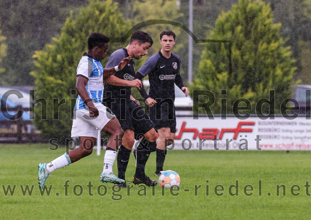 2023-08-05_053_FC_Langengeisling_gegen_SVN_Muenchen | Erding, Deutschland, 05.08.2023:
Fußball, Bezirksliga Oberbayern Ost 2023 / 2024, 2. Spieltag, FC Langengeisling gegen SVN München, Endergebnis: 1:3

Dylan Tougan (SVN München, #8), Maximilian Maier (FC Langengeisling, #10)

Foto: Christian Riedel / fotografie-riedel.net