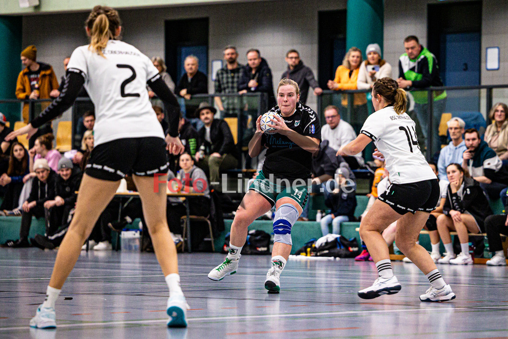 BSC Oberhausen gegen TSV Murnau | Bezirksoberliga Handball Frauen 2024/25, BSC Oberhausen gegen TSV Murnau, 20250118,Antonia HIBLER (TSV Murnau 14) am Ball, Aktion,2025-01-18 in Weilheim (Jahnhalle)Antonia HIBLER (TSV Murnau 14)Copyright: WolfgangxLindner foto-lindner.de