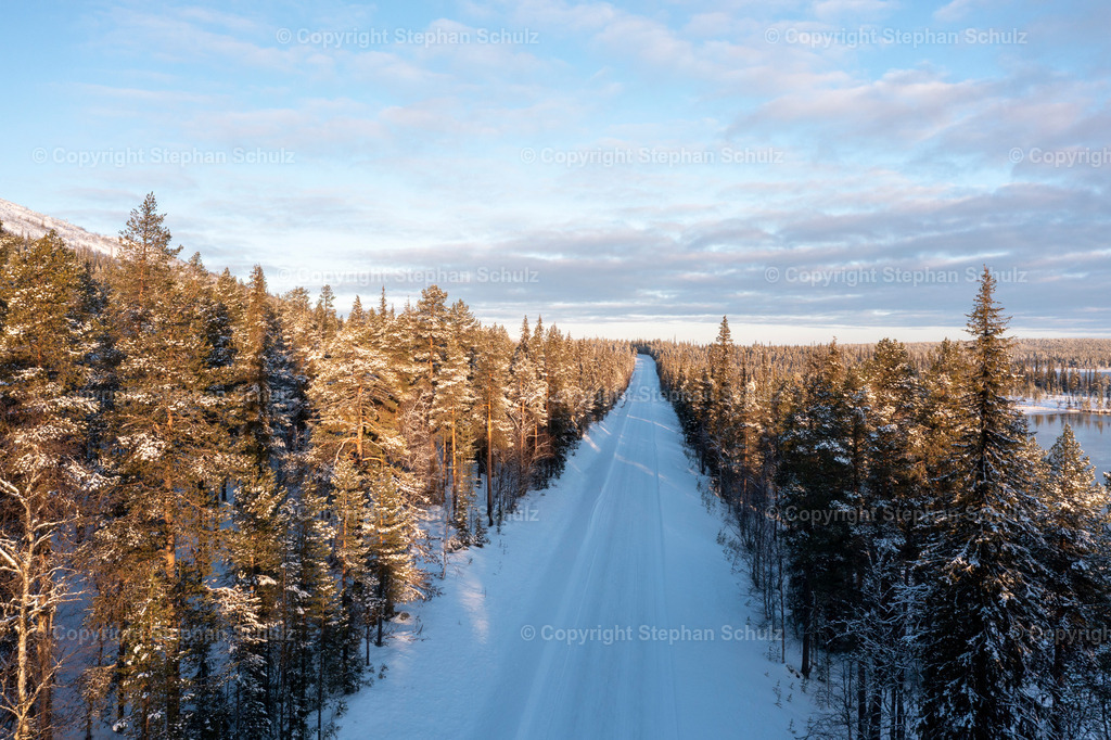 Finnisch-Lappland | Verschneite Straße am Särkijervi, Muonio, Lappland, Finnland - Realisiert mit Pictrs.com