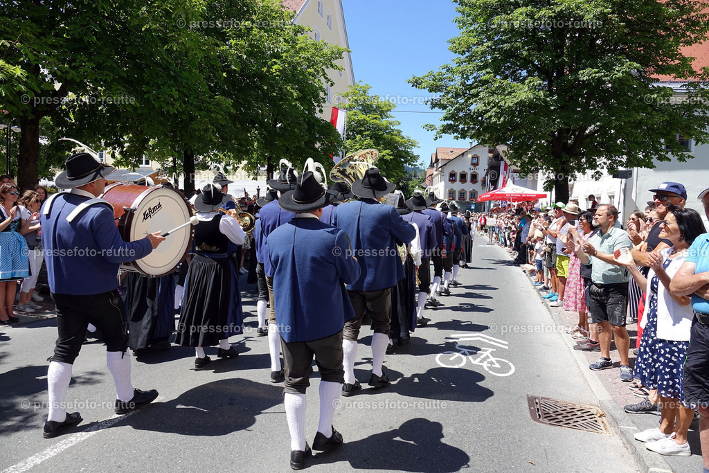 news-2022-Juli17-Musikumzug-Reutte-DSD03209-Stanzach | Info aus dem Bezirk Reutte/Ausserfern Tirol sowie eine umfangreiche Bilddatenbank über die gesamte Region: Lechtal, Talkessel Reutte, Tannheimertal, Zwischentoren. Lech, Plansee, Zugspitze, Grenztunnel, B179, Fernpassstraße, Verkehr, Lawinen, Tradition, - Realisiert mit Pictrs.com