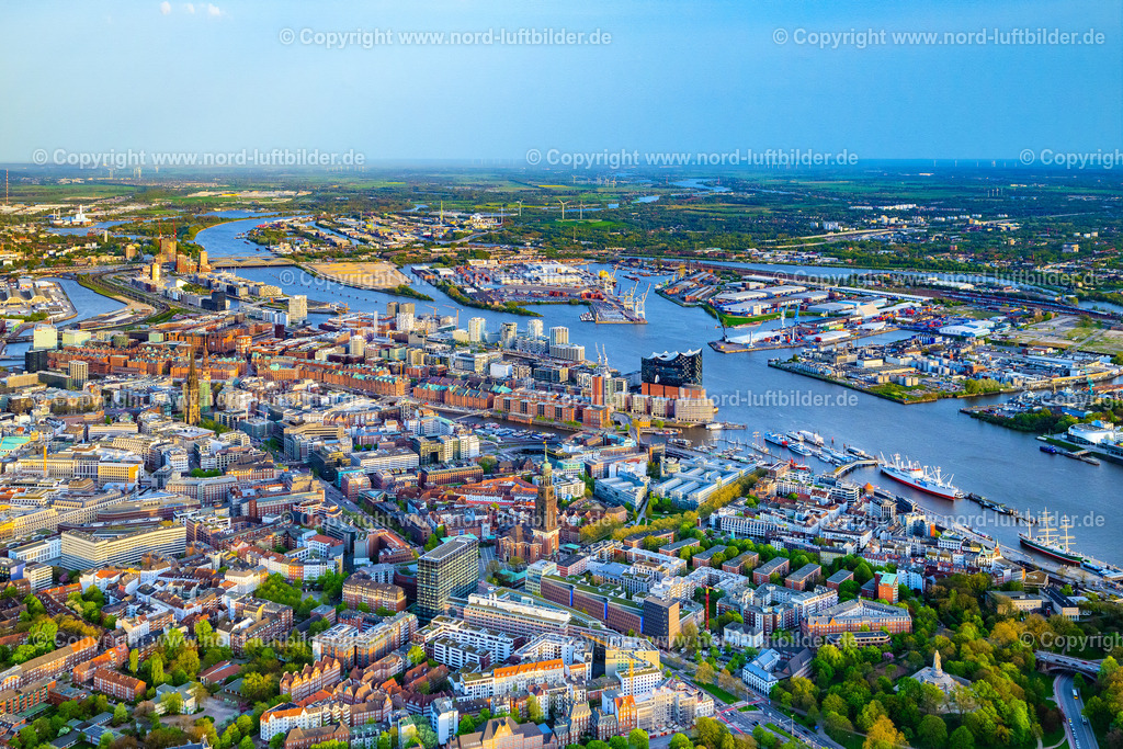 Hamburg_Mitte_ELS_1997140424 | HAMBURG 14.04.2024 Turm der Hauptkirche Sankt Michaelis genannt " Michel " in Hamburg. Die evangelische Kirche St. Michaelis an der Straße Englische Planke in der Hansestadt wurde im Stil des Barock wurde im 17. Jahrhundert erbaut. Weiterführende Informationen bei: Hauptkirche St. Michaelis. // Tower of the main church of St. Michaelis, called "Michel" in Hamburg. The Protestant church of St. Michaelis on the street Englische Planke in the Hanseatic city was built in the Baroque style in the 17th century. Further information at: Hauptkirche St. Michaelis. Foto: Martin Elsen