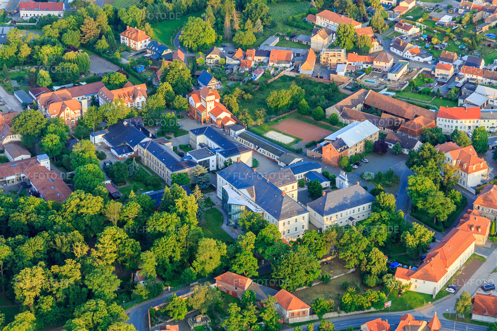 Luftbild: Schloß Hoym Stiftung im Ortsteil Hoym in Seeland im Bundesland Sachsen-Anhalt in Deutschland. Foto: IMG_148066.jpg vom 11.06.2025 durch Werner Riehm/FLY-FOTO.deWWW.SCHLOSS-HOYM.COM