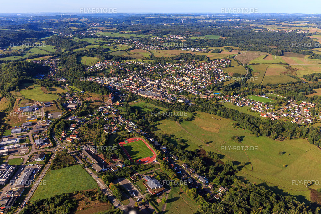 Ortsansicht von Nordosten | Luftbild: Ortsansicht von Nordosten in Wadern im Bundesland Saarland in Deutschland. Foto: IMG_149751.jpg vom 06.09.2025 durch Werner Riehm/FLY-FOTO.de - Realisiert mit Pictrs.com