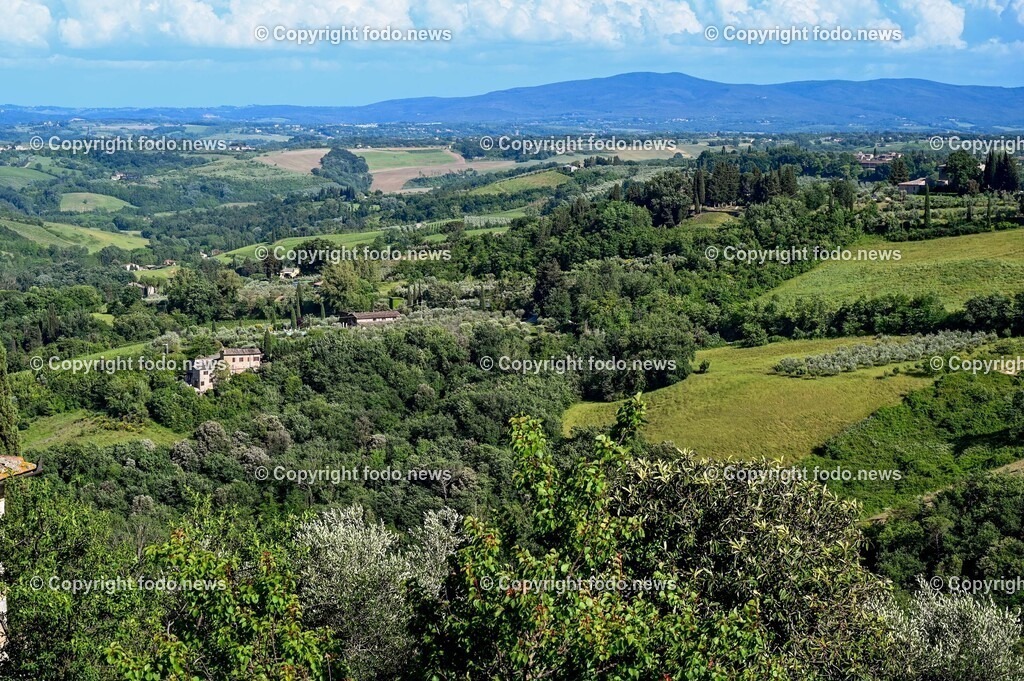 Italien_ Toskana_ San Gimignano_ 31.05.2024-206 | 31.05.2024, Italien, ITA, Toskana, San Gimignano im Bild Stadtansichten Gebäude, Architektur, Touristen, Historisch, Souvenir, Ansichten der berühmten Stadt San Gimignano in der Toskana-Italien - View of the famous town San Gimignano in Tuscany-ItalySan Gimignano ist eine italienische Kleinstadt in der Toskana mit einem mittelalterlichen Stadtkern. San Gimignano wird auch die Stadt der Türme genannt. Die Stadt liegt in der Provinz Siena. Sie gehört neben Florenz, Siena und Pisa zu den von Touristen meist besuchten Zielen in der Toskana.