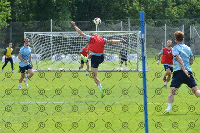RGE_9778 | Hertha BSC, 2.Bundesliga, Training auf dem Schenckendorffplatz , 29.07. 2026, Saison 2026/27, Marten Winkler beim Kopfball, Fotograf: Ralf Gebhardt - Realisiert mit Pictrs.com