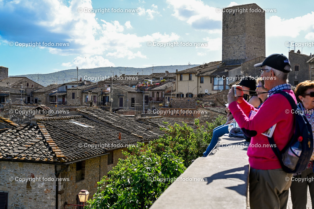 Italien_ Toskana_ San Gimignano_ 31.05.2024-211 | 31.05.2024, Italien, ITA, Toskana, San Gimignano im Bild Stadtansichten Gebäude, Architektur, Touristen, Historisch, Souvenir, Ansichten der berühmten Stadt San Gimignano in der Toskana-Italien - View of the famous town San Gimignano in Tuscany-ItalySan Gimignano ist eine italienische Kleinstadt in der Toskana mit einem mittelalterlichen Stadtkern. San Gimignano wird auch die Stadt der Türme genannt. Die Stadt liegt in der Provinz Siena. Sie gehört neben Florenz, Siena und Pisa zu den von Touristen meist besuchten Zielen in der Toskana.