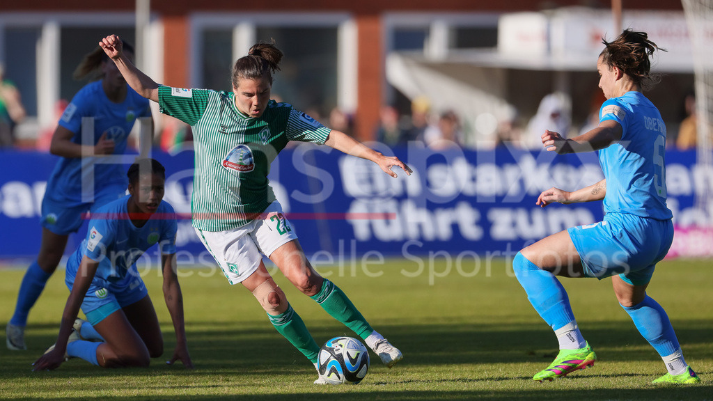 Fussball, Google Pixel Frauen-Bundesliga, SV Werder Bremen - VfL Wolfsburg | v.li.: Rieke Dieckmann (SV Werder Bremen, 22) und Lena Oberdorf (VfL Wolfsburg, 5) im Zweikampf, Duell, Dynamik, Aktion, Action, Spielszene, DIE DFB-RICHTLINIEN UNTERSAGEN JEGLICHE NUTZUNG VON FOTOS ALS SEQUENZBILDER UND/ODER VIDEOÄHNLICHE FOTOSTRECKEN. DFB REGULATIONS PROHIBIT ANY USE OF PHOTOGRAPHS AS IMAGE SEQUENCES AND/OR QUASI-VIDEO.