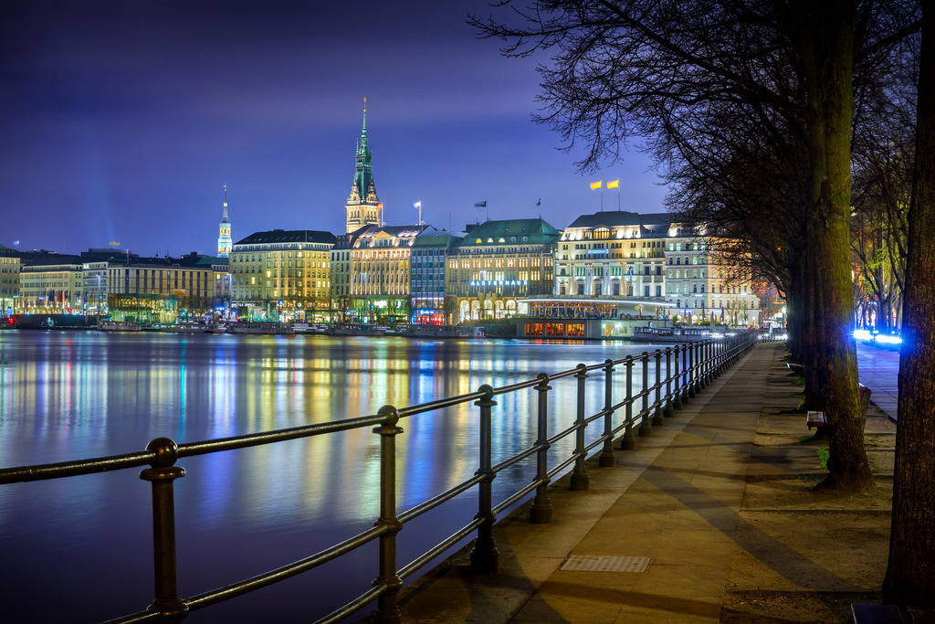 10240904 - Nächtliche Binnenalster | Wunderschöne Lichtstimmung an der nächtlichen Binnenalster.
