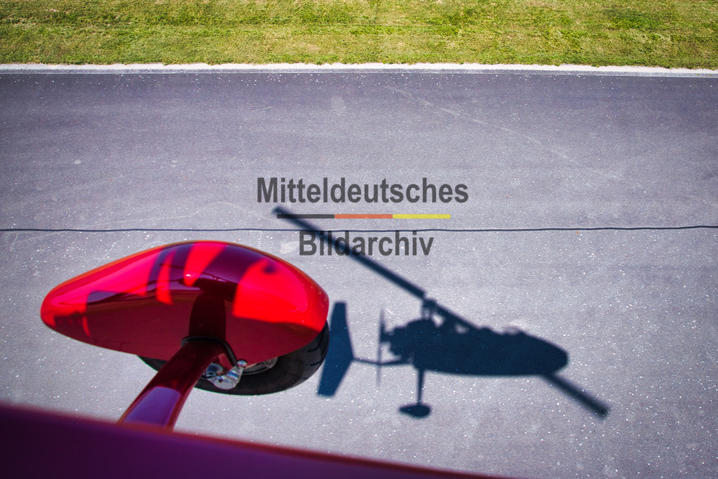 Tragschrauber_Landung_6013 | Der Pilot in seinem Tragschrauber, auch Gyrokopter genannt Landung zum Tanken - Realisiert mit Pictrs.com