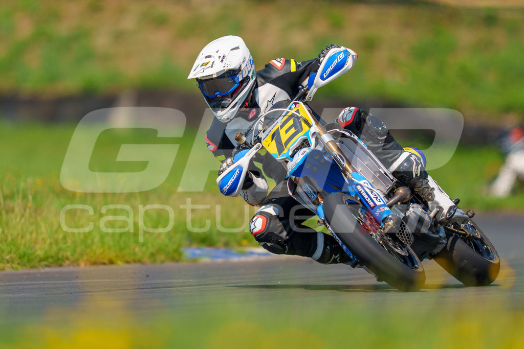 G-Cup + Supermoto Staatsmeisterschaft + Hungarian Supermoto Championship | GRIPcapture steht für authentische Sportfotografie in Österreich – für Momente, die mehr sind als Geschwindigkeit oder Ergebnis. Es geht um Emotion, Spannung, Fokus und den Augenblick, der oft nur einen Wimpernschlag dauert.Ob Motorsport, Teamsport oder 