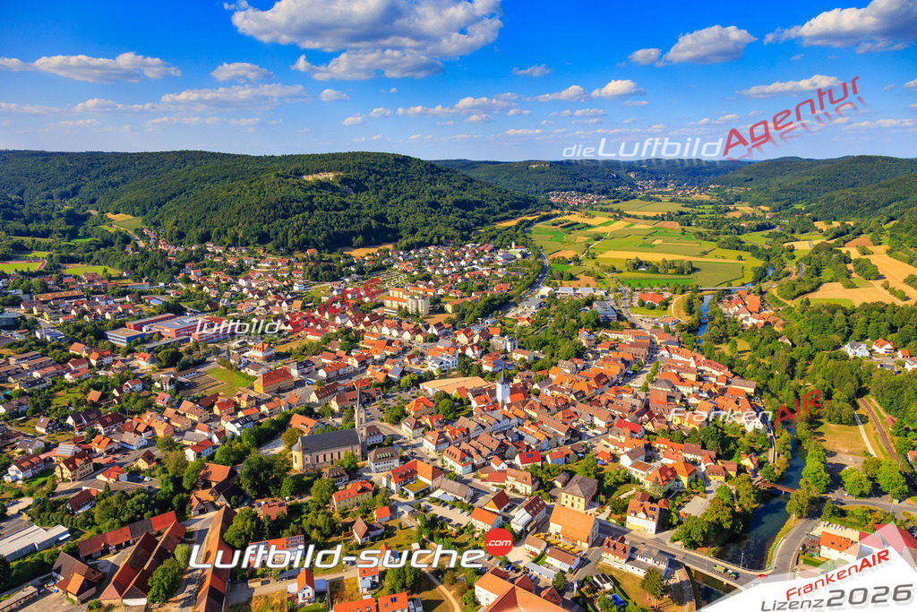 Die Luftaufnahme der Stadt Ebermannstadt wurde vom UL-Flugzeug heraus erstellt ( keine Drohne )- hohe Auflösung für beste Qualität